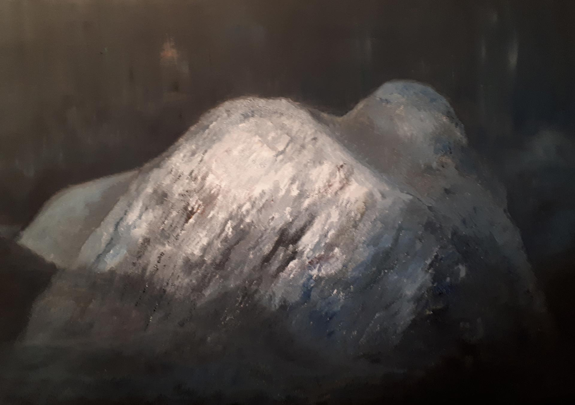 Oljemaleri av et snødekket fjell i høstmørke farger